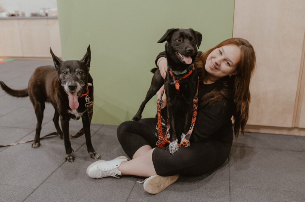 Alicja Pawlos z dwoma psami